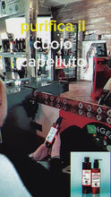 Load and play video in Gallery viewer, Il video mostra una cliente bionda che ascolta i consigli del suo parrucchiere riguardo ai prodotti da utilizzare per curare i suoi capelli grassi
